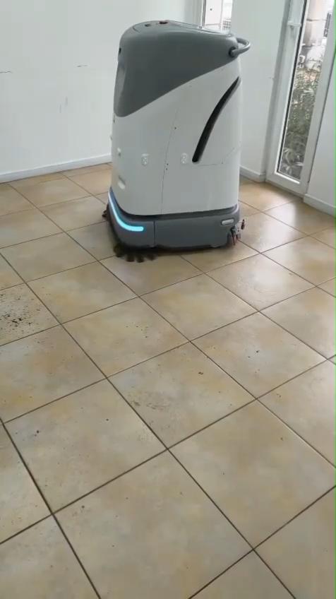 Fregadora autónoma limpiando piso cerámico
